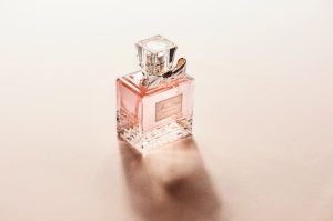 Read more about the article Tips Menemukan Toko Jual Parfum Original Online Terpercaya