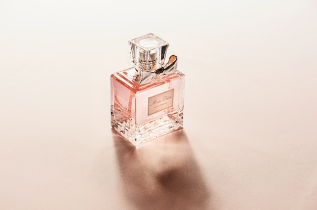 Read more about the article Tips Menemukan Toko Jual Parfum Original Online Terpercaya